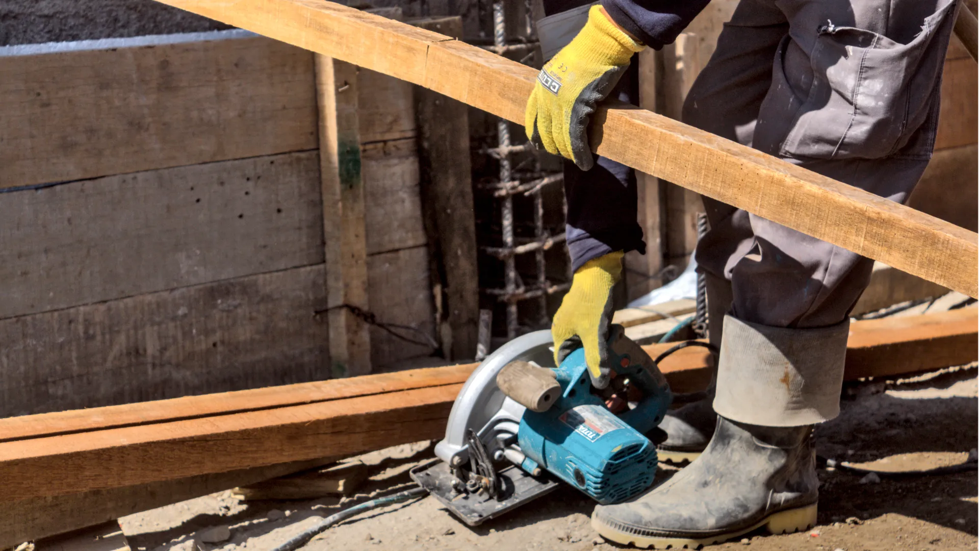 Website banner, hombre a punto de cortar madera con moladora.