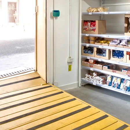 Rampa en interior de tienda MASS