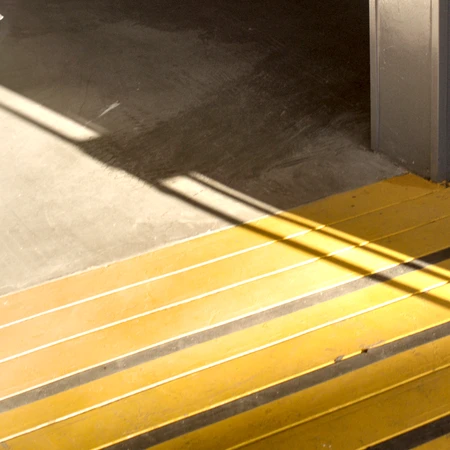 Rampa en interior de tienda MASS