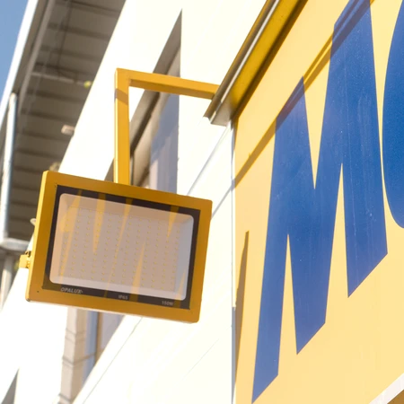 Reflector en el exterior de tienda MASS