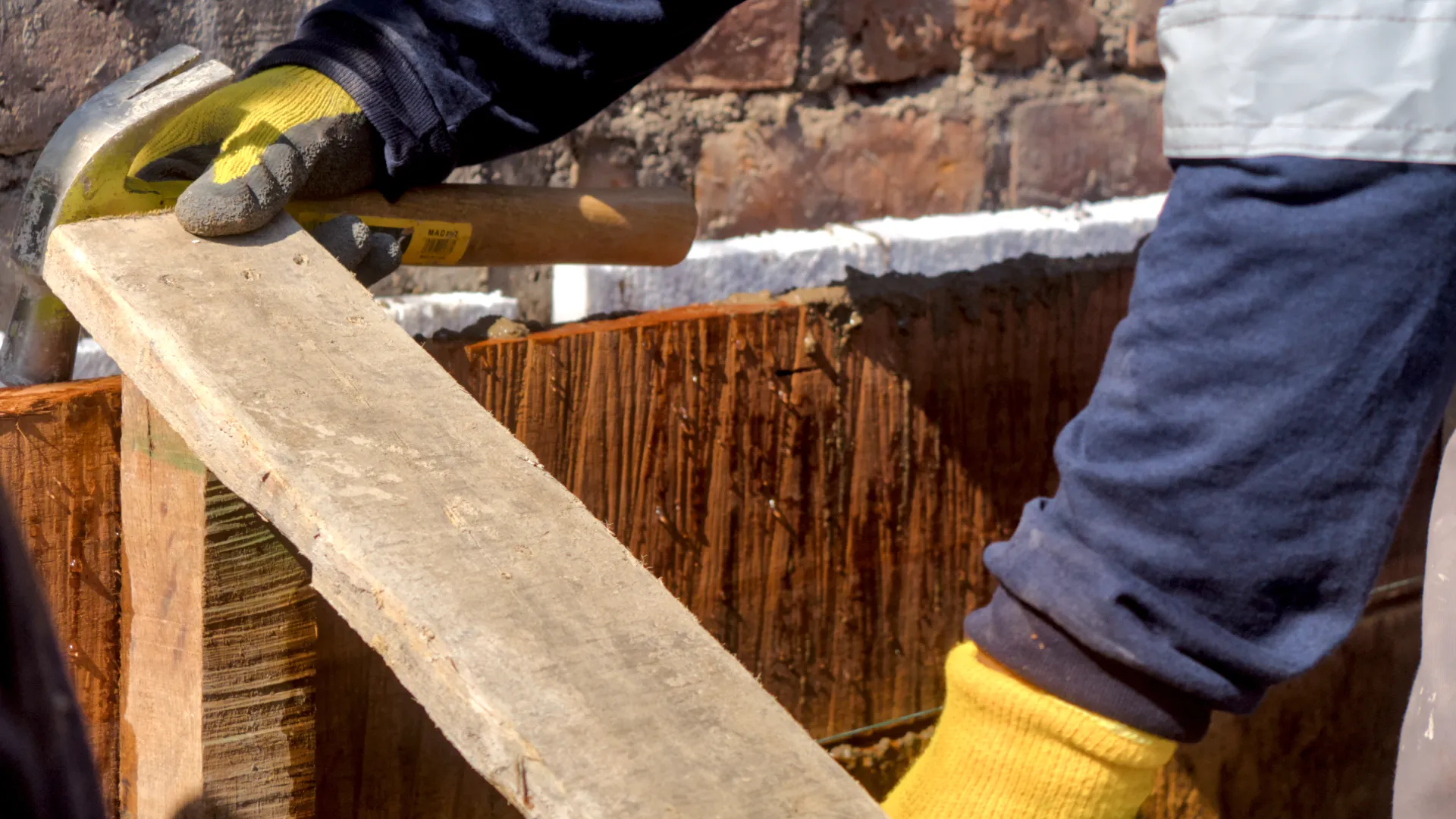 Website banner, hombre a punto de cortar madera con moladora.